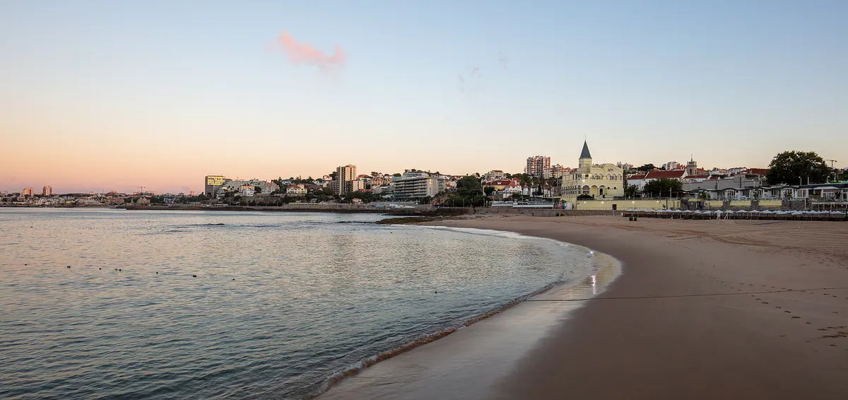 Tamariz beach in Estoril under a pink dawn sky